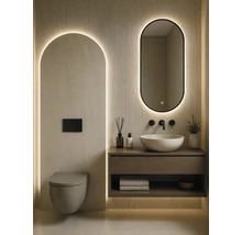 Toilette suspendue moderne, meuble sous-vasque en bois avec vasque ronde et miroir ovale rétroéclairé sur un mur à lattes verticales.