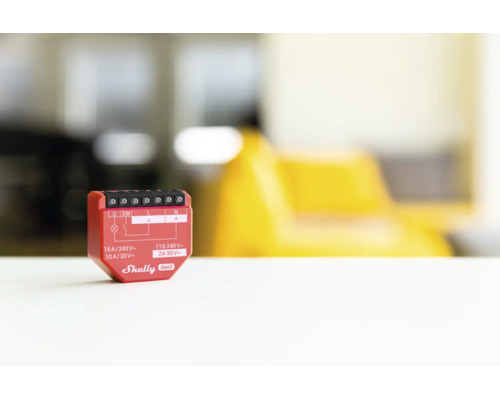 Actionneur de commutation encastré Shelly Gen3 rouge pour l automatisation domestique sur une surface blanche.