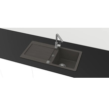Évier encastrable anthracite avec un bac, égouttoir et robinet argenté dans un plan de travail.