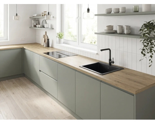 Cuisine moderne avec plan de travail aspect bois, façades mates, évier et robinet noirs près d'une fenêtre.