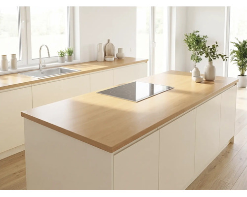 Cuisine moderne et lumineuse avec îlot central, plaque de cuisson, évier et plans de travail en bois.
