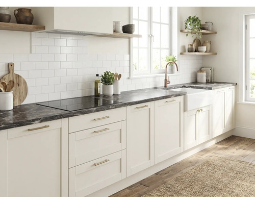 Cuisine lumineuse avec façades blanches de style campagnard, plan de travail foncé aspect marbre, crédence en carrelage blanc et étagères.