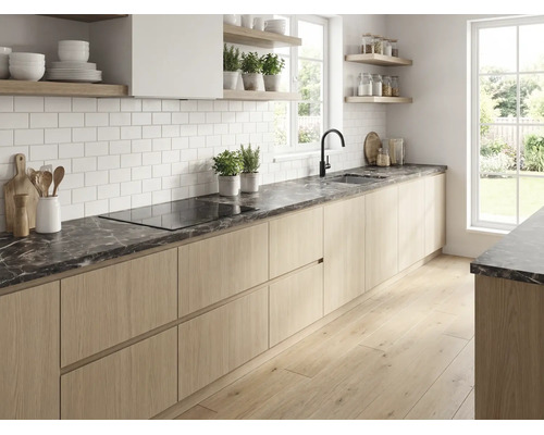 Cuisine moderne lumineuse avec plan de travail aspect marbre sombre, placards en bois clair, carrelage métro blanc et robinetterie noire.