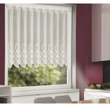 Rideau de bistrot blanc avec motif décoratif sur le bord inférieur dans une fenêtre de cuisine lumineuse.