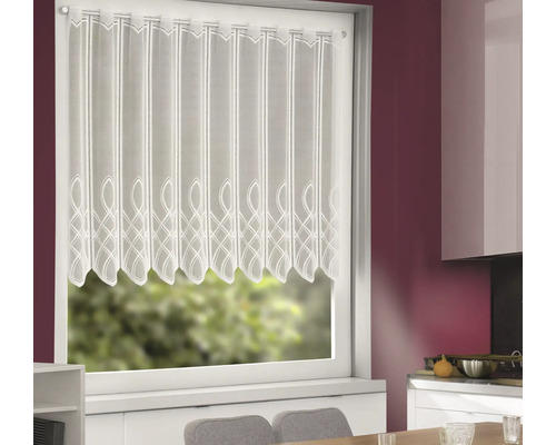 Rideau de bistrot blanc avec motif décoratif sur le bord inférieur dans une fenêtre de cuisine lumineuse.