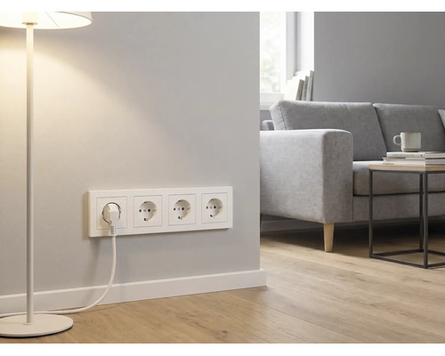 4-fach Schutzkontakt-Steckdose in einem hellen, modernen Wohnzimmer mit Sofa, Beistelltisch und Stehlampe.
