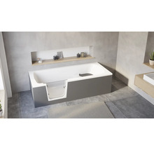 Moderne Badewanne mit niedriger Einstiegstür aus Glas und integrierter Sitzfläche in einem hellen, grau gestalteten Badezimmer.