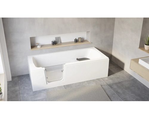 Baignoire sabot blanche moderne avec porte en verre intégrée dans une salle de bain lumineuse avec carrelage gris et étagères en bois.