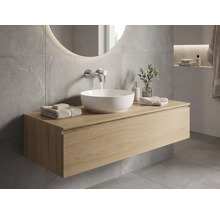 Salle de bains moderne avec meuble sous-vasque suspendu aspect bois, vasque à poser ronde en céramique et robinetterie murale.