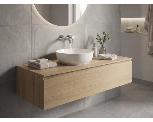 Salle de bains moderne avec meuble sous-vasque suspendu aspect bois, vasque à poser ronde en céramique et robinetterie murale.