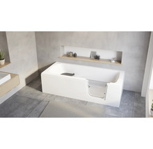 Baignoire moderne avec porte intégrée pour un accès sans obstacle dans une salle de bain lumineuse avec étagère en niche.