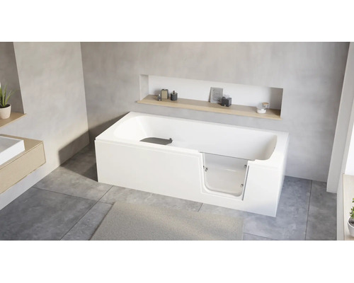 Baignoire moderne avec porte intégrée pour un accès sans obstacle dans une salle de bain lumineuse avec étagère en niche.