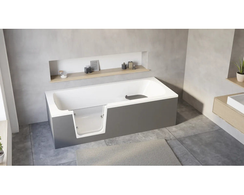 Moderne Badewanne mit niedriger Einstiegstür aus Glas und integrierter Sitzfläche in einem hellen, grau gestalteten Badezimmer.