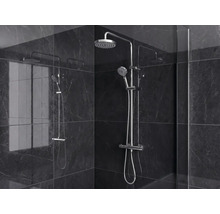 Colonne de douche moderne avec pomme haute, douchette à main et mitigeur thermostatique sur carrelage sombre aspect marbre.