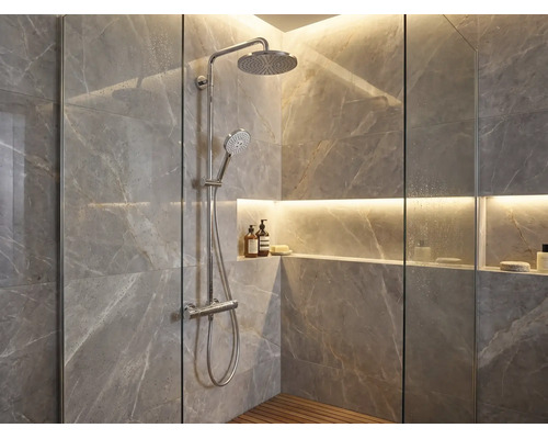 Moderne Dusche mit verchromtem Regenduschsystem, Fliesen in Marmoroptik, Holzboden und beleuchteter Wandnische.