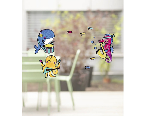Fenstersticker mit bunten Meerestieren, die Musikinstrumente spielen: Wal mit Trommel, Oktopus mit Gitarre und Seepferdchen mit Saxophon.