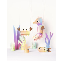 Kit de bricolage monde sous-marin en papier avec hippocampe, crabe, poisson et plantes aquatiques aux couleurs pastel irisées.
