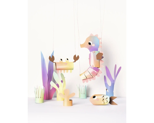 Kit de bricolage monde sous-marin en papier avec hippocampe, crabe, poisson et plantes aquatiques aux couleurs pastel irisées.
