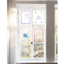 Fenêtre lumineuse décorée de divers autocollants colorés représentant oiseaux, fleurs, baies et nœuds.