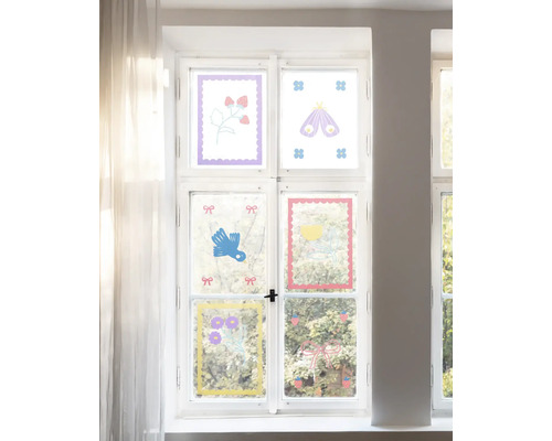Fenêtre lumineuse décorée de divers autocollants colorés représentant oiseaux, fleurs, baies et nœuds.