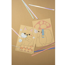 Bastelset Flechtbilder mit Motiven einer Katze und eines Igels sowie Papierstreifen zum Einflechten.