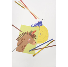 Projet de bricolage avec un cheval en papier, un chat sur une botte de foin, des bandes de papier colorées et des outils.