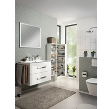 Modernes Badezimmer mit weißem Waschtischunterschrank, LED-Spiegel, hohem Seitenschrank und grau gemusterter Tapete.