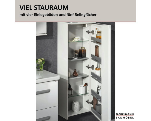 Offene wäisse Bad-Säiteschrank mat véier Abruerbiedem a fënnef Relingsfächer an der Dier, Fackelmann Badmöbel Logo.