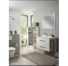 Salle de bains moderne et lumineuse avec meuble sous-vasque blanc, miroir LED, armoire haute ouverte, WC suspendu et papier peint à motifs gris.