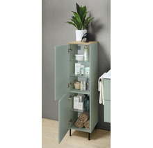 Armoire latérale de salle de bain organisée en vert clair avec portes ouvertes, étagères en verre, plateau décor bois et pieds noirs.
