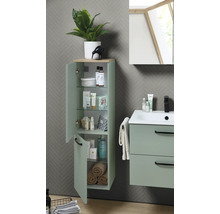 Salle de bain moderne avec armoire haute et meuble sous-vasque vert menthe. Armoire avec étagères en verre. Lavabo avec robinet noir.