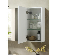 Armoire de toilette blanche avec porte ouverte, étagères en verre et divers produits cosmétiques à l intérieur.