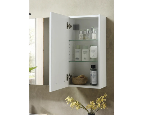 Armoire de toilette blanche avec porte ouverte, étagères en verre et divers produits cosmétiques à l intérieur.