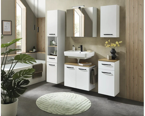 Salle de bains lumineuse avec meubles blancs modernes, détails en bois, lavabo, armoire de toilette et baignoire.