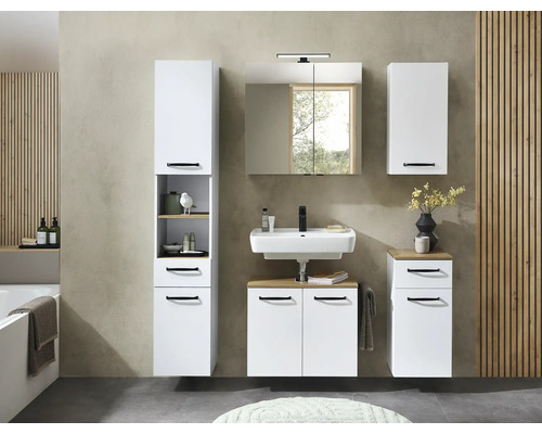 Meubles de salle de bain modernes avec armoires blanches, poignées noires, détails en bois, armoire de toilette et lavabo blanc.