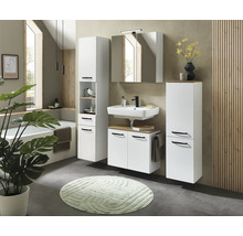 Salle de bain moderne avec meubles blancs, poignées noires, lavabo, armoire de toilette, colonne, baignoire et panneaux muraux en bois.