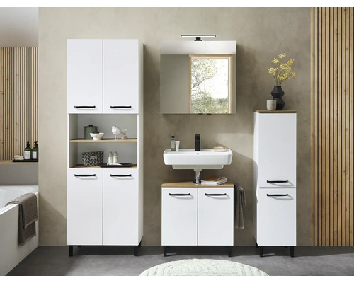 Modernes Badezimmermöbel-Set a Wäiss mat Holzoptik-Akzenter, bestehend aus Héichschrank, Spigelschrank, Waschbecken an Unterschrank.