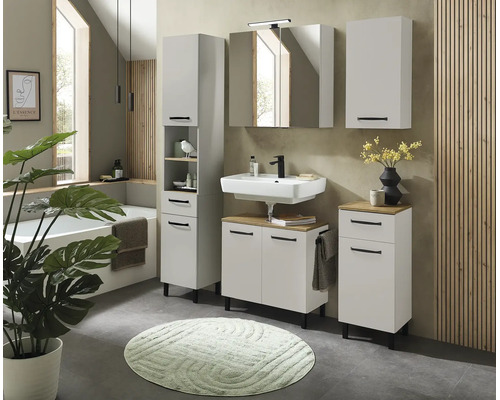 Ensemble de salle de bain blanc moderne avec détails aspect bois, lavabo, armoire de toilette et meubles à poignées noires.