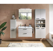Ensemble de salle de bains moderne blanc avec meuble sous vasque, armoire à miroir, deux colonnes, poignées noires et détails en bois clair.