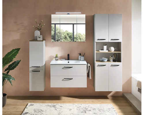 Ensemble de salle de bains moderne blanc avec meuble sous vasque, armoire à miroir, deux colonnes, poignées noires et détails en bois clair.
