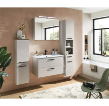 Ensemble de salle de bain moderne avec meuble sous-vasque gris clair, armoire de toilette éclairée et deux armoires latérales hautes.