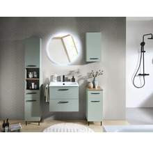 Ensemble de meubles de salle de bains vert sauge avec lavabo, miroir LED rond, colonne et meubles d'appoint sur mur à motif chevrons.