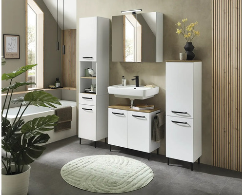 Salle de bains moderne avec meubles blancs, poignées noires, accents en bois, lavabo et armoire de toilette dans un style clair et organisé.