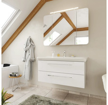 Salle de bains moderne avec meuble sous-lavabo blanc, deux tiroirs, lavabo en céramique et armoire de toilette LED sous un toit incliné.