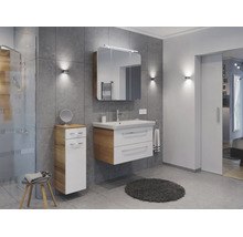 Ensemble de meubles de salle de bains moderne en blanc et aspect bois, avec meuble sous-lavabo suspendu, lavabo en céramique et armoire de toilette.