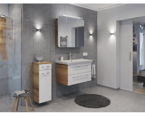 Ensemble de meubles de salle de bains moderne en blanc et aspect bois, avec meuble sous-lavabo suspendu, lavabo en céramique et armoire de toilette.