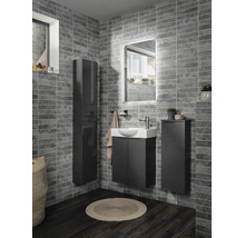 Ensemble de salle de bains avec meuble sous-lavabo gris foncé, vasque blanche, armoires murales et miroir lumineux sur mur de carreaux gris.