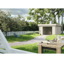 Hell gestalteter Garten mit Holzgartenhaus, Rasenmäher, Kiesweg und einer Werkbank mit Werkzeugen im Vordergrund.