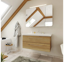 Moderner Bad-Waschtisch in Eiche-Optik mit weißem Waschbecken, dreiteiligem Spiegelschrank und Beleuchtung unter einer Dachschräge mit Holzbalken.