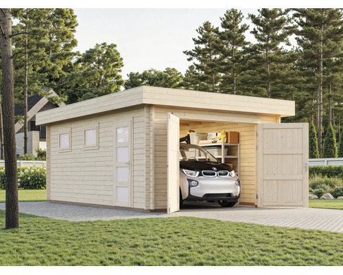 Große Holzgarage mit Flachdach, geöffneten Doppeltüren und einer Seitentür, in der ein kleines Elektroauto parkt.